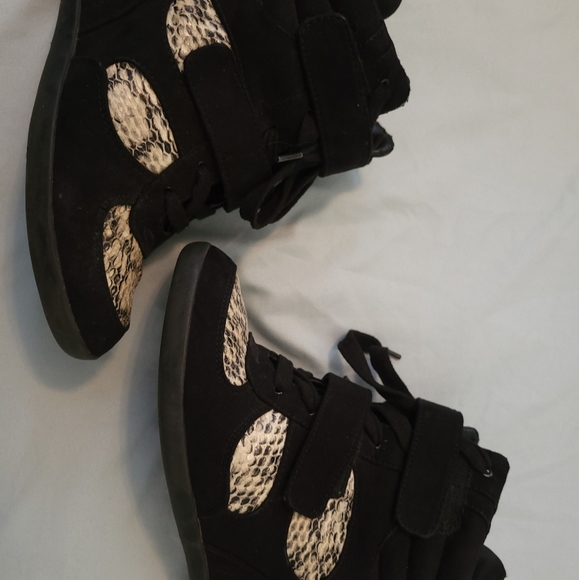 Size 6 Simply Vera Snakeprint Wedge Sneakers - Picture 3 of 11